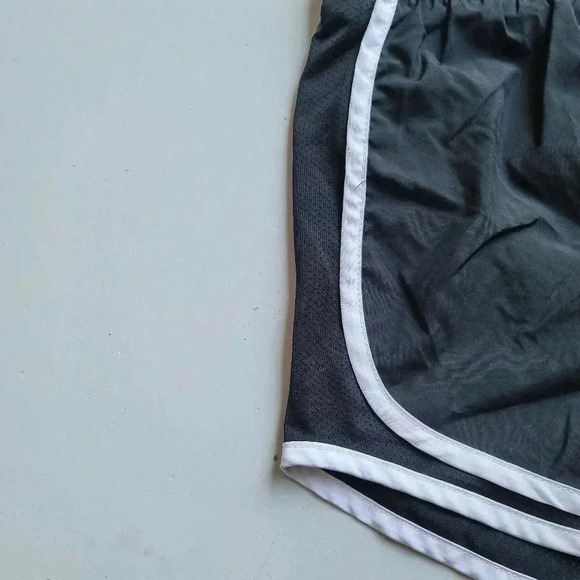 Womens NIKE TEMPO Running Shorts Black/ White Size S (4-6) - Picture 4 of 9